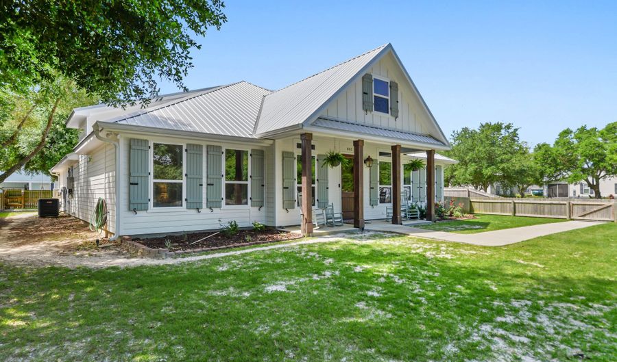 802 Old Spanish Trl, Bay St. Louis, MS 39520 - 4 Beds, 3 Bath