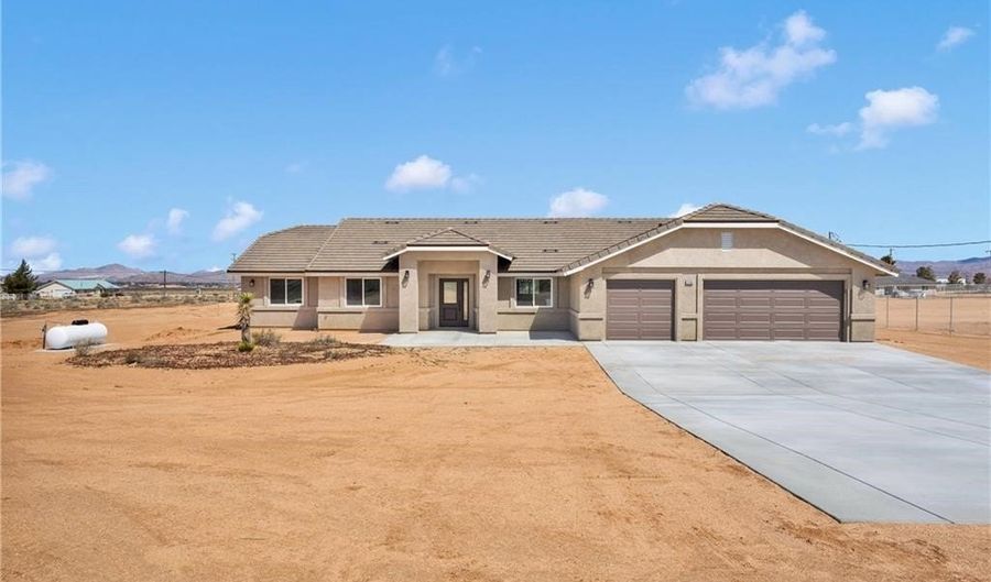 22530 Houston St, Apple Valley, CA 92308 - 4 Beds, 3 Bath