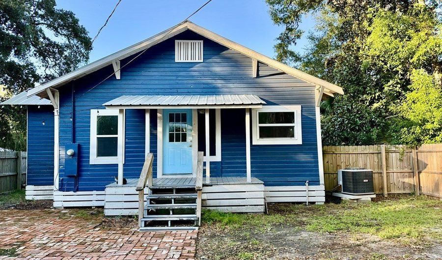 201 12th St, Apalachicola, FL 32320 - 2 Beds, 1 Bath