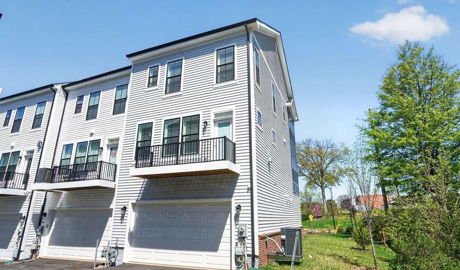 7449 ROCKY CREEK Ter, Annandale, VA 22003 - 4 Beds, 4 Bath