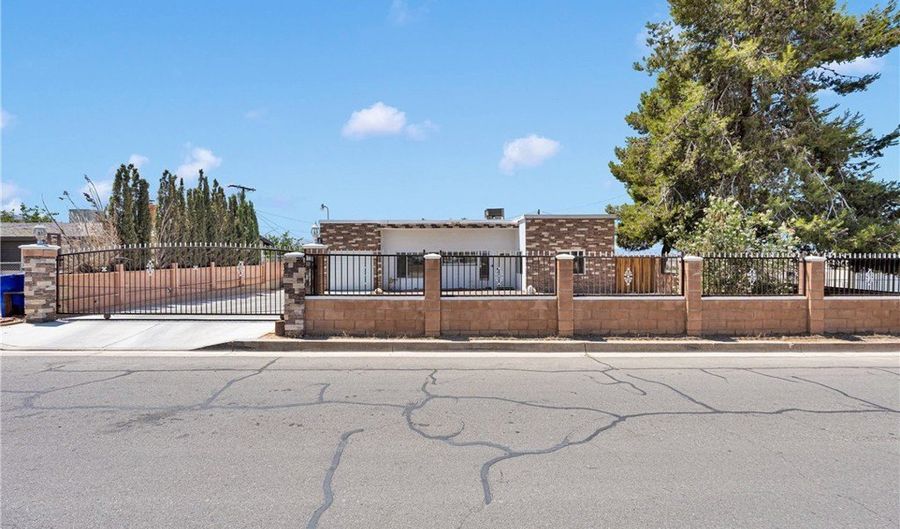 23859 South Rd, Apple Valley, CA 92307 - 4 Beds, 2 Bath
