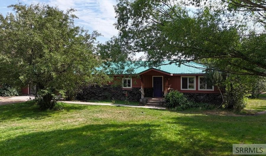 5480 Challis Creek Rd, Challis, ID 83226 - 3 Beds, 2 Bath