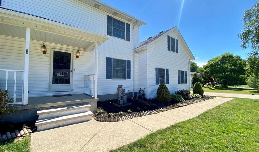 869 MOSS CANYON Dr, Amherst, OH 44001 - 4 Beds, 3 Bath