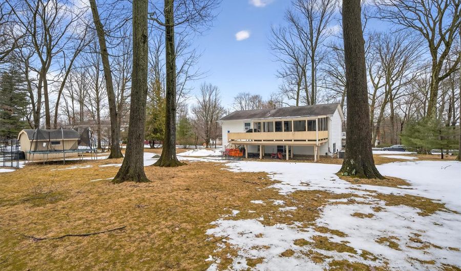 9 Eros Dr, Airmont, NY 10952 - 4 Beds, 2 Bath