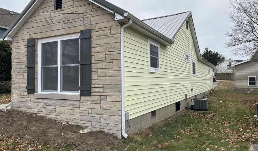 455 W Main St, Bloomfield, IN 47424 - 2 Beds, 2 Bath