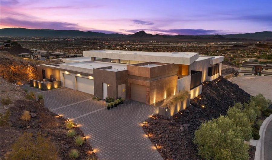 641 Dragon Peak Dr, Henderson, NV 89012 - 3 Beds, 4 Bath