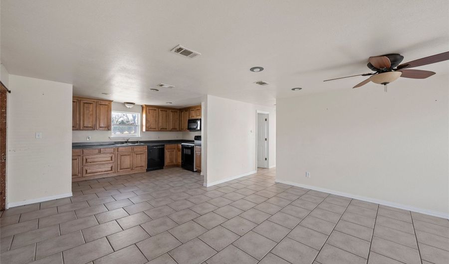 310 S 3rd St, Abbott, TX 76621 - 2 Beds, 1 Bath
