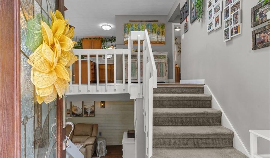 68 Everglade Ave, Warwick, RI 02886 - 2 Beds, 1 Bath