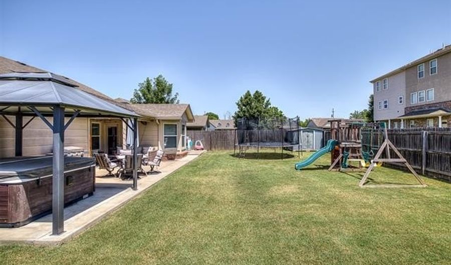 2006 W Greenleaf Ct, Bartlesville, OK 74006 - 4 Beds, 2 Bath