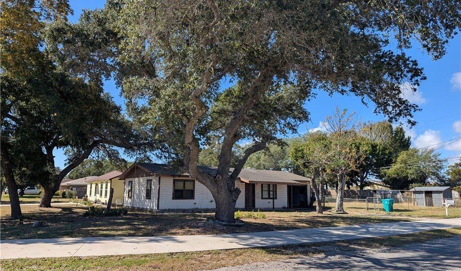 1315 W Goodnight Ave, Aransas Pass, TX 78336 - 3 Beds, 1 Bath