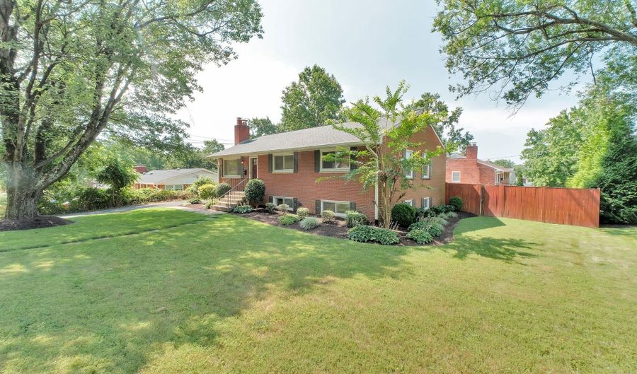 7705 ROYSTON St, Annandale, VA 22003 - 5 Beds, 3 Bath