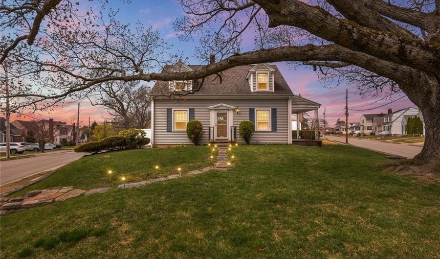 381 Auburn St, Cranston, RI 02910 - 2 Beds, 2 Bath