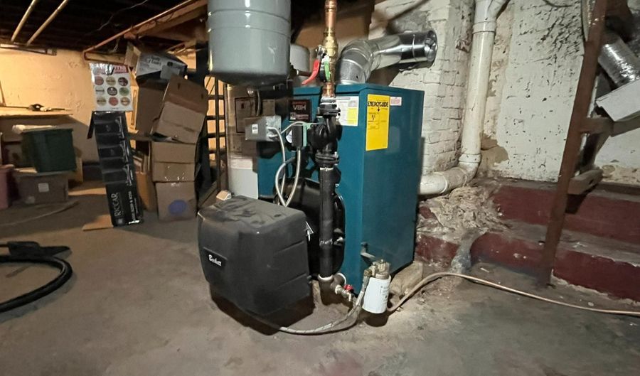 227 RIDGE Rd, Claymont, DE 19703 - 2 Beds, 1 Bath