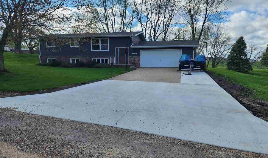 12 Greenview Dr, West Branch, IA 52358 - 3 Beds, 2 Bath