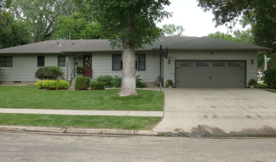 1899 Eisenhower Cir, Aberdeen, SD 57401 - 6 Beds, 3 Bath