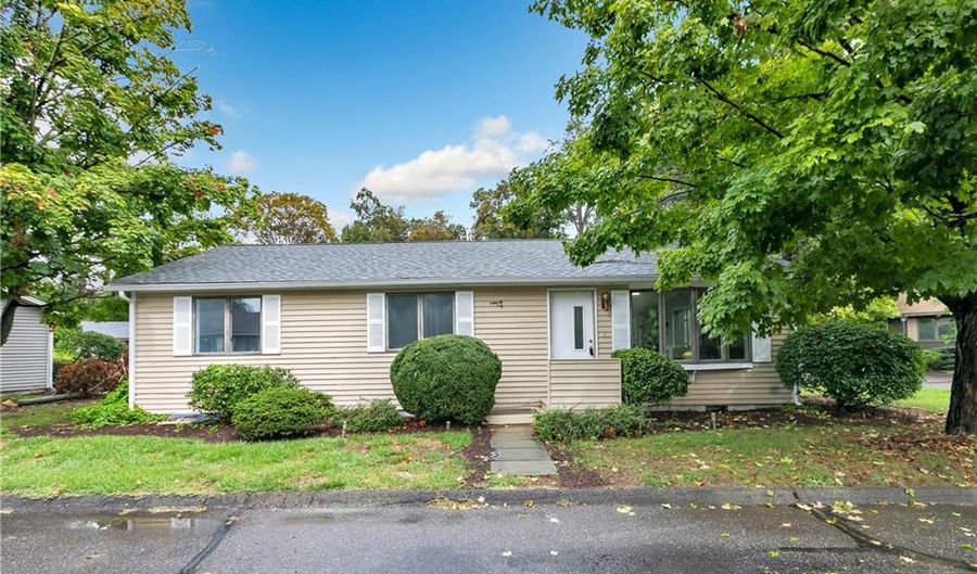 24 Oakview Cir, Westport, CT 06880 - 3 Beds, 2 Bath