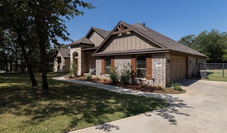 1013 Churchill Ln, Millsap, TX 76066 - 5 Beds, 3 Bath