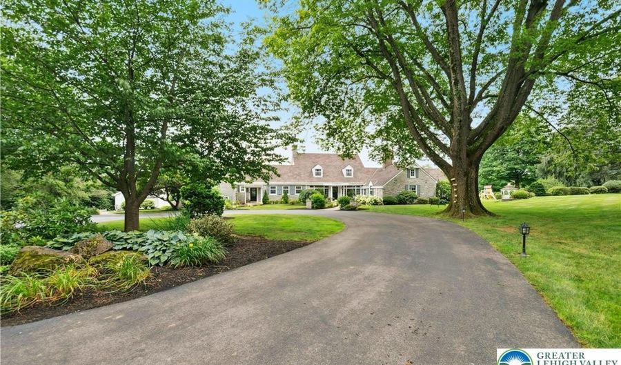 2458 Riverbend Rd, Allentown, PA 18103 - 5 Beds, 4 Bath