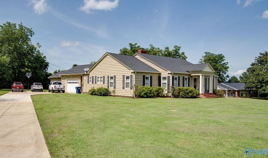 616 E Main St, Albertville, AL 35950 - 4 Beds, 4 Bath