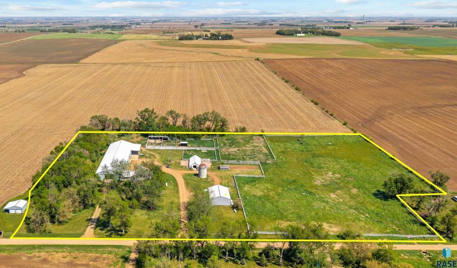47138 293rd St, Beresford, SD 57004 - 6 Beds, 5 Bath