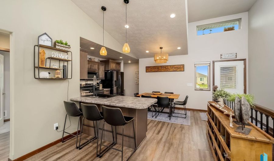 2726 E Sunburst Dr, Brandon, SD 57005 - 4 Beds, 3 Bath