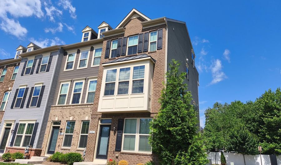 43821 STUBBLE CORNER Sq, Ashburn, VA 20147 - 3 Beds, 4 Bath