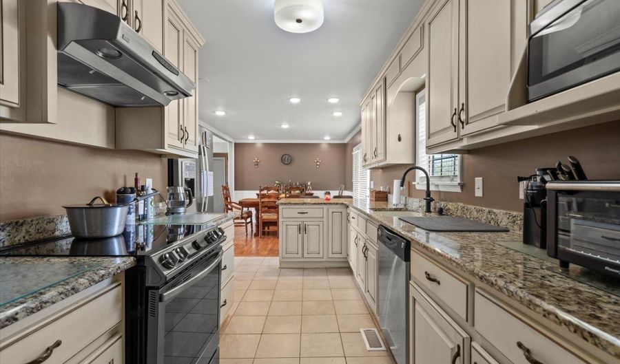 1667 Davis Rd, Albertville, AL 35951 - 3 Beds, 3 Bath