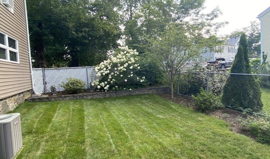 94 Hale St 1, Beverly, MA 01915 - 2 Beds, 1 Bath