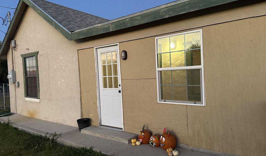 304 N Eighth St, Carlsbad, NM 88220 - 2 Beds, 2 Bath