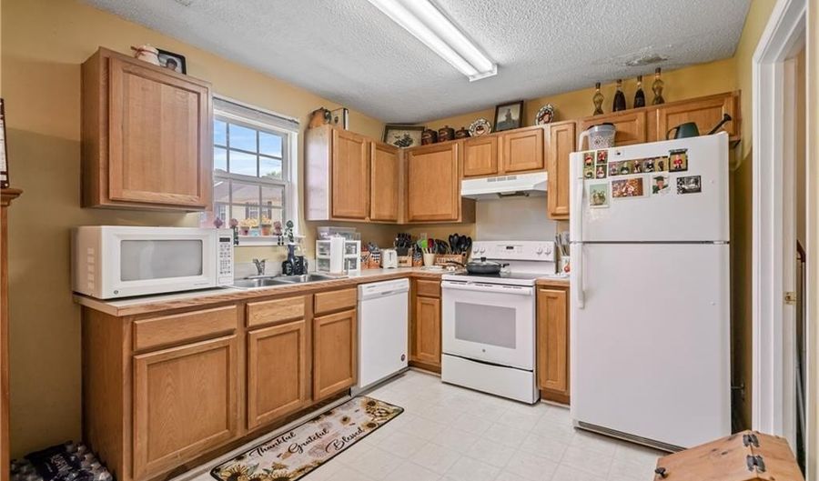 34 Princeton Place Dr, Adairsville, GA 30103 - 2 Beds, 3 Bath