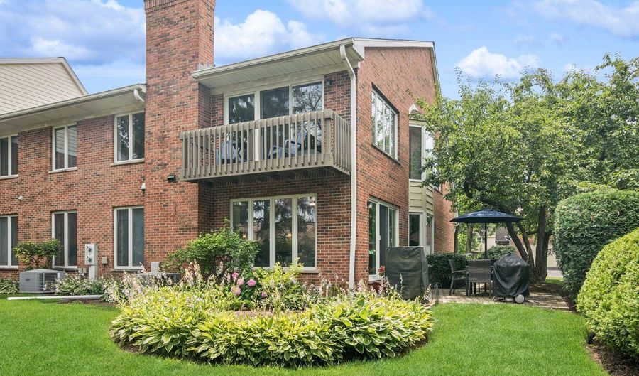 1653 N Belmont Ct, Arlington Heights, IL 60004 - 4 Beds, 5 Bath