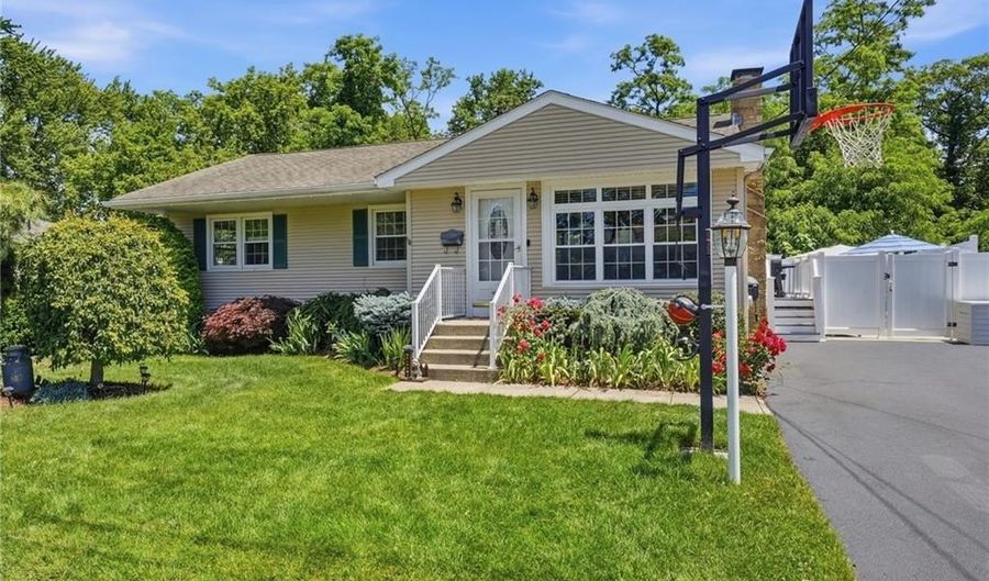 72 Fairweather Ave, Cranston, RI 02910 - 3 Beds, 2 Bath