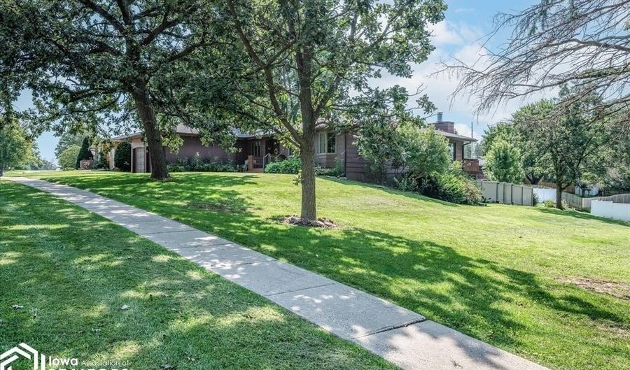 305 E 21St St, Atlantic, IA 50022 - 4 Beds, 3 Bath