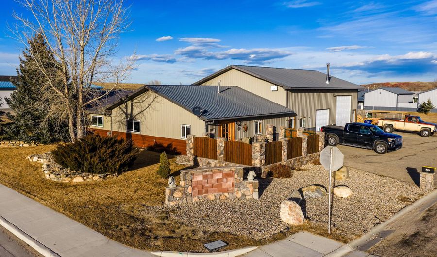 201 Flatiron Dr, Buffalo, WY 82834 - 2 Beds, 3 Bath