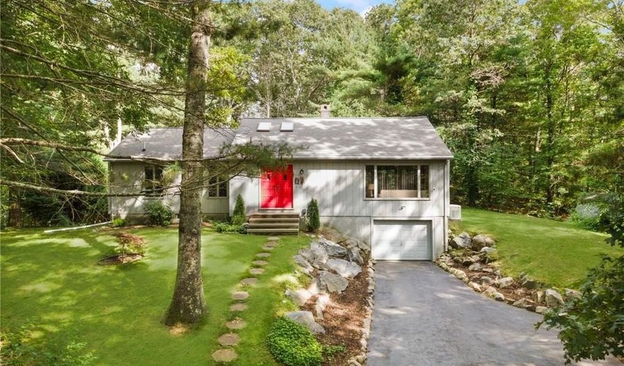103 Rollingwood Dr, North Kingstown, RI 02852 - 2 Beds, 2 Bath