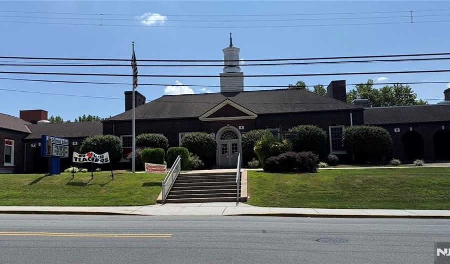 131 Hickory Ave, Bergenfield, NJ 07621 - 2 Beds, 2 Bath