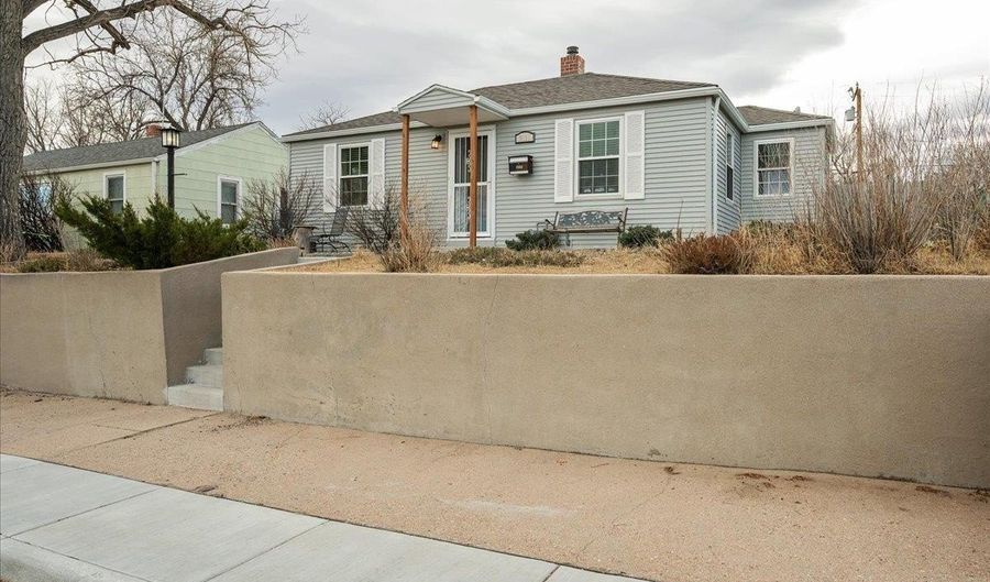 2111 GARRETT St, Cheyenne, WY 82001 - 3 Beds, 2 Bath