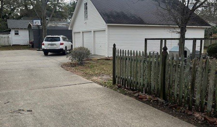 228 W. Chippewa St, Brookhaven, MS 39601 - 4 Beds, 4 Bath