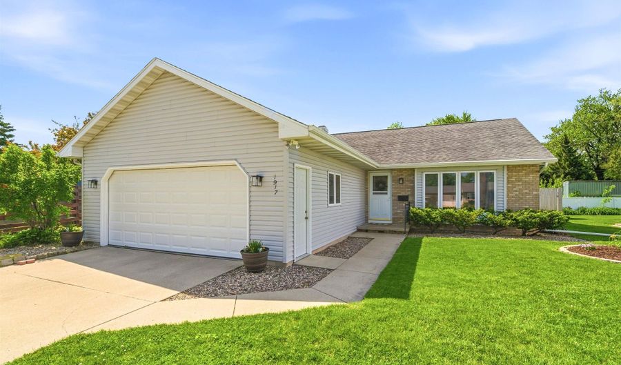 1917 E GLENDALE Ave, Appleton, WI 54911 - 3 Beds, 2 Bath