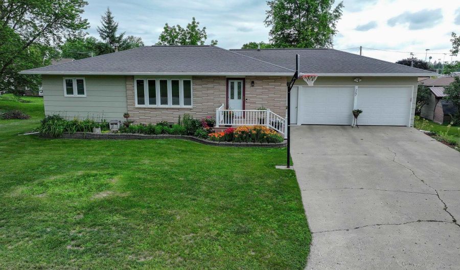 707 9th Ave, Ackley, IA 50601 - 2 Beds, 3 Bath