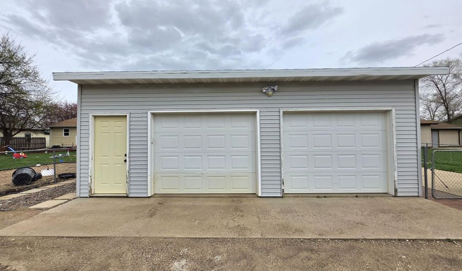 14 S Illinois St, Aberdeen, SD 57401 - 4 Beds, 2 Bath