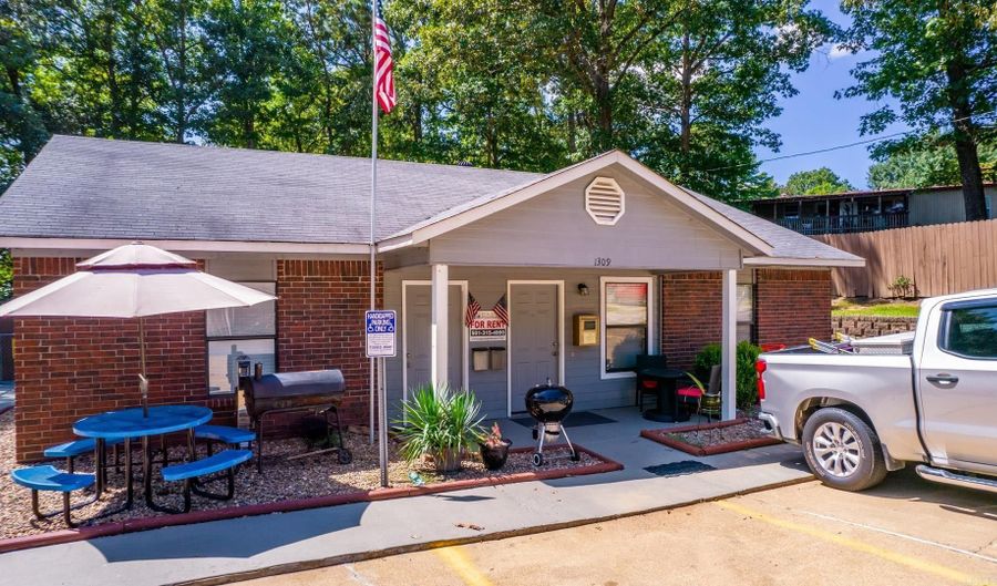 1309 Country Oaks Dr, Benton, AR 72015 - 2 Beds, 2 Bath