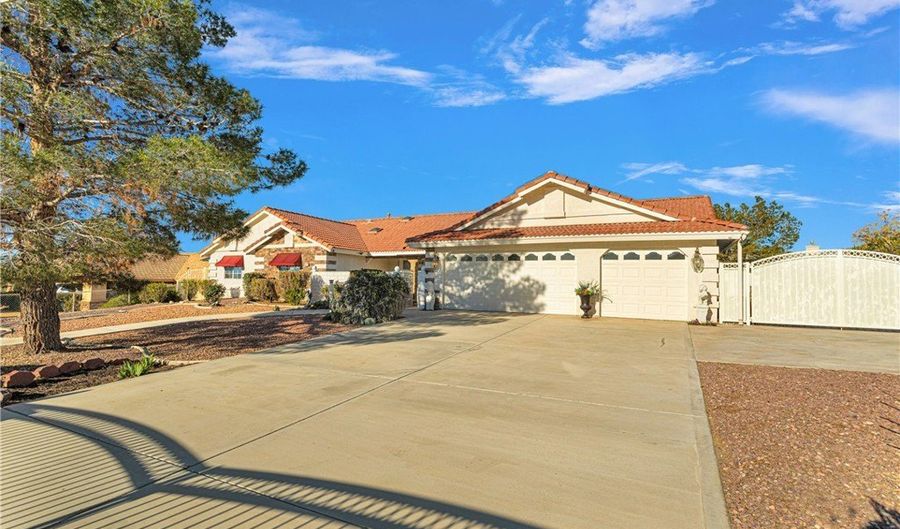 16620 Iwa, Apple Valley, CA 92307 - 4 Beds, 3 Bath