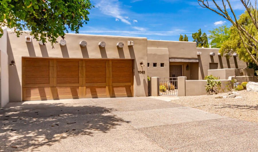 1063 N BOULDER Dr, Carefree, AZ 85377 - 3 Beds, 4 Bath