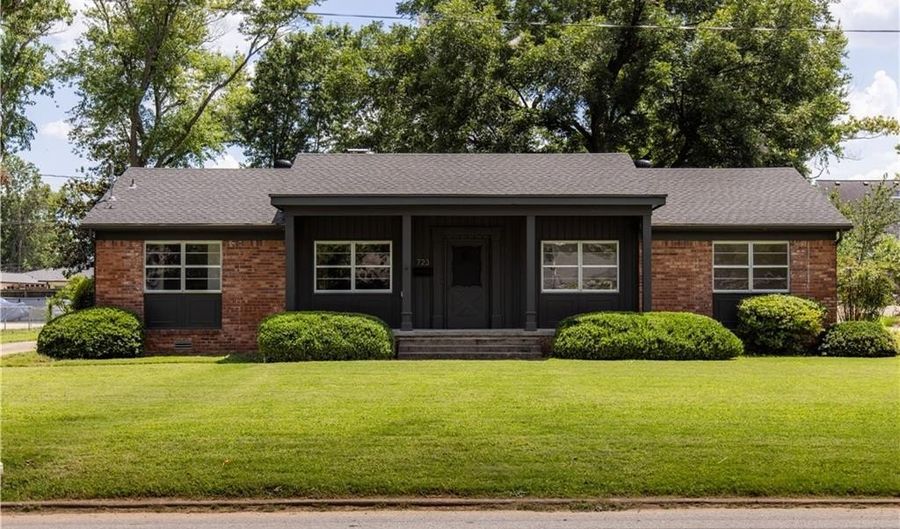 723 8th St, Bentonville, AR 72712 - 3 Beds, 2 Bath