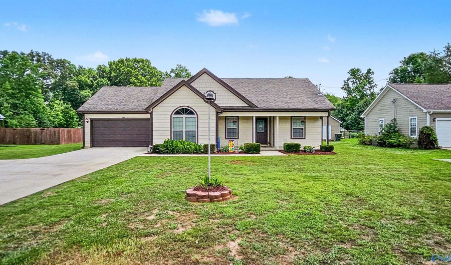 15530 Curtis Ln, Athens, AL 35611 - 3 Beds, 2 Bath