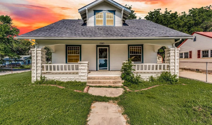 1103 Ohio St, Augusta, KS 67010 - 2 Beds, 2 Bath