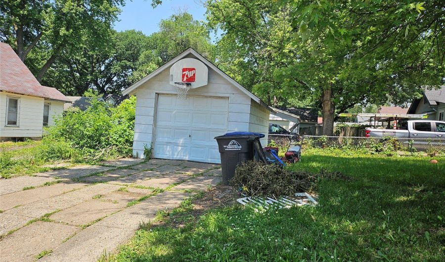 3802 12th St, Des Moines, IA 50313 - 3 Beds, 1 Bath