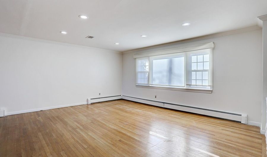 12 Van Gogh Ln, Airmont, NY 10901 - 4 Beds, 3 Bath