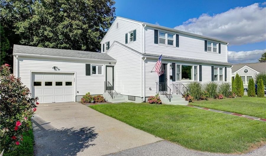 18 Sylvan Ter, Newport, RI 02840 - 5 Beds, 2 Bath